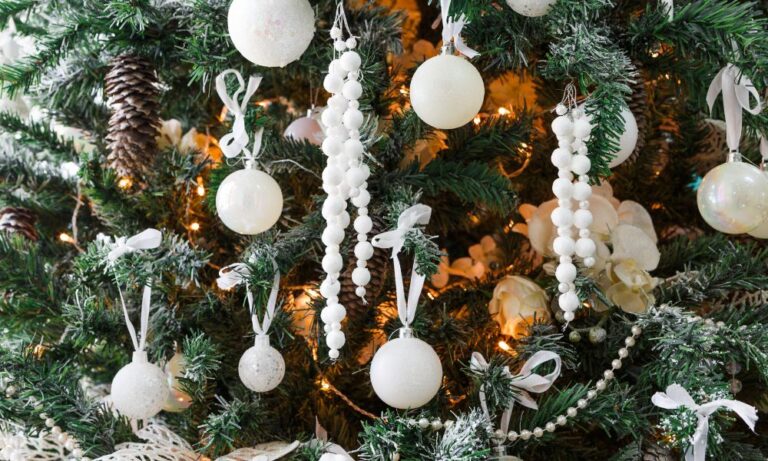 15 Modern Christmas Tree Decoration Ideas