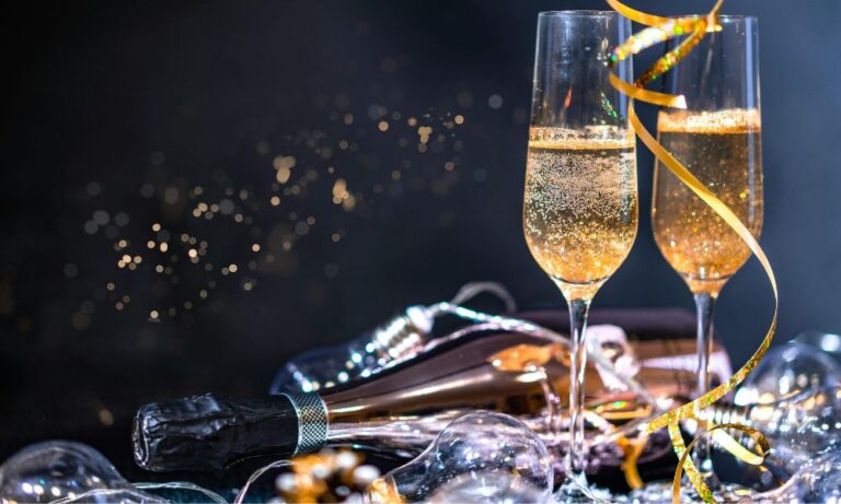 25 Gorgeous Tableware Ideas for a Luxurious New Year’s Eve Dinner Party